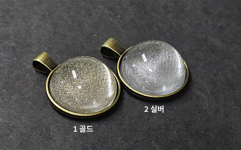 1번 골드, 2번 실버 펄칼라를 넣은 레진 펜던트